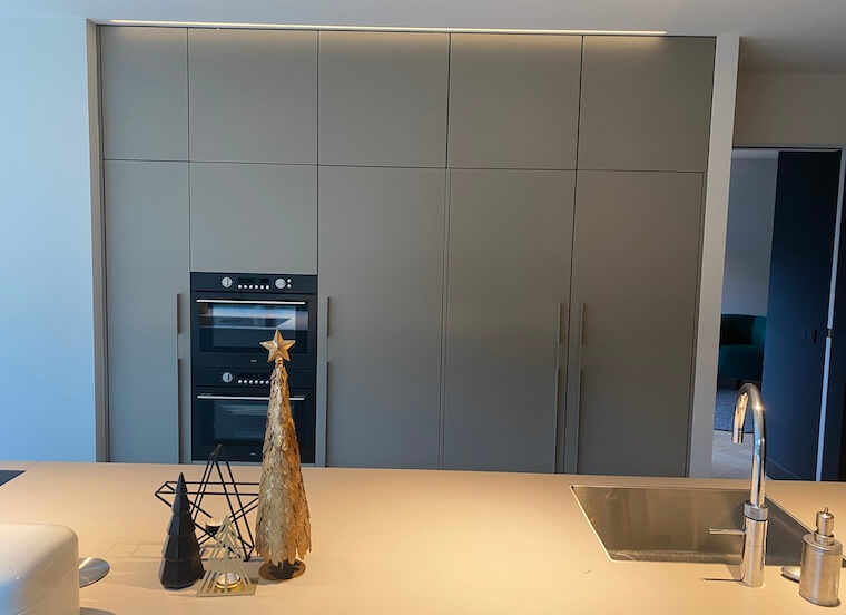 Maatwerk keuken met kastenwand